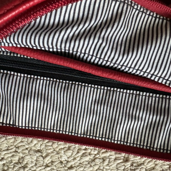 Red faux leather cross-body bag, gold accents, new without tags - Picture 7 of 8